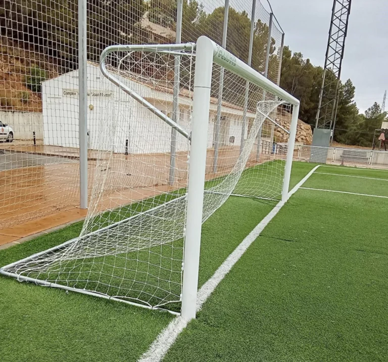 Deportes renueva las porterías del campo de fútbol de Altea la Vella